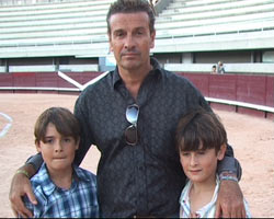 Michel Lagravère entouré de Michelito et André